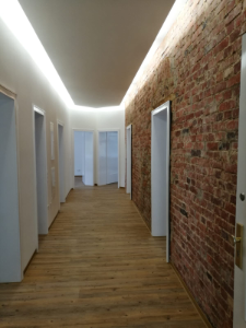 Lichtdecke, Backsteinwand freihelegt und Designbelag