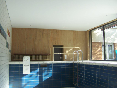 Schwimmhalle mit Spanndecke und Flex Sand Stein