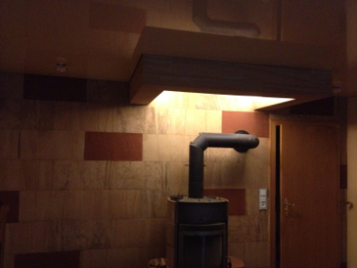 Wohnzimmer mit Flex Sand Stein , Spanndecke und Beleuchtung