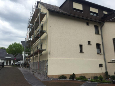 Fassade und Flex Sand Stein Sockel