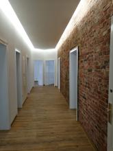Lichtdecke, Backsteinwand freigelegt und Designbelag