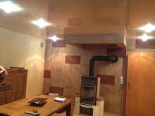 Wohnzimmer mit Flex Sand Stein , Spanndecke und Beleuchtung