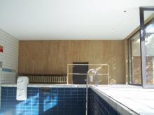 Schwimmhalle mit Spanndecke und Flex Sand Stein